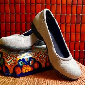 Skechers Gray Flats Women's Size 7